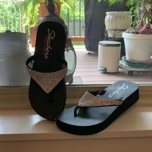 Sketchers Yoga Women’s sandals. Size 8. NEVER WORN.